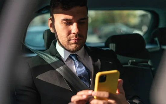 Pasajero durante un traslado en coche