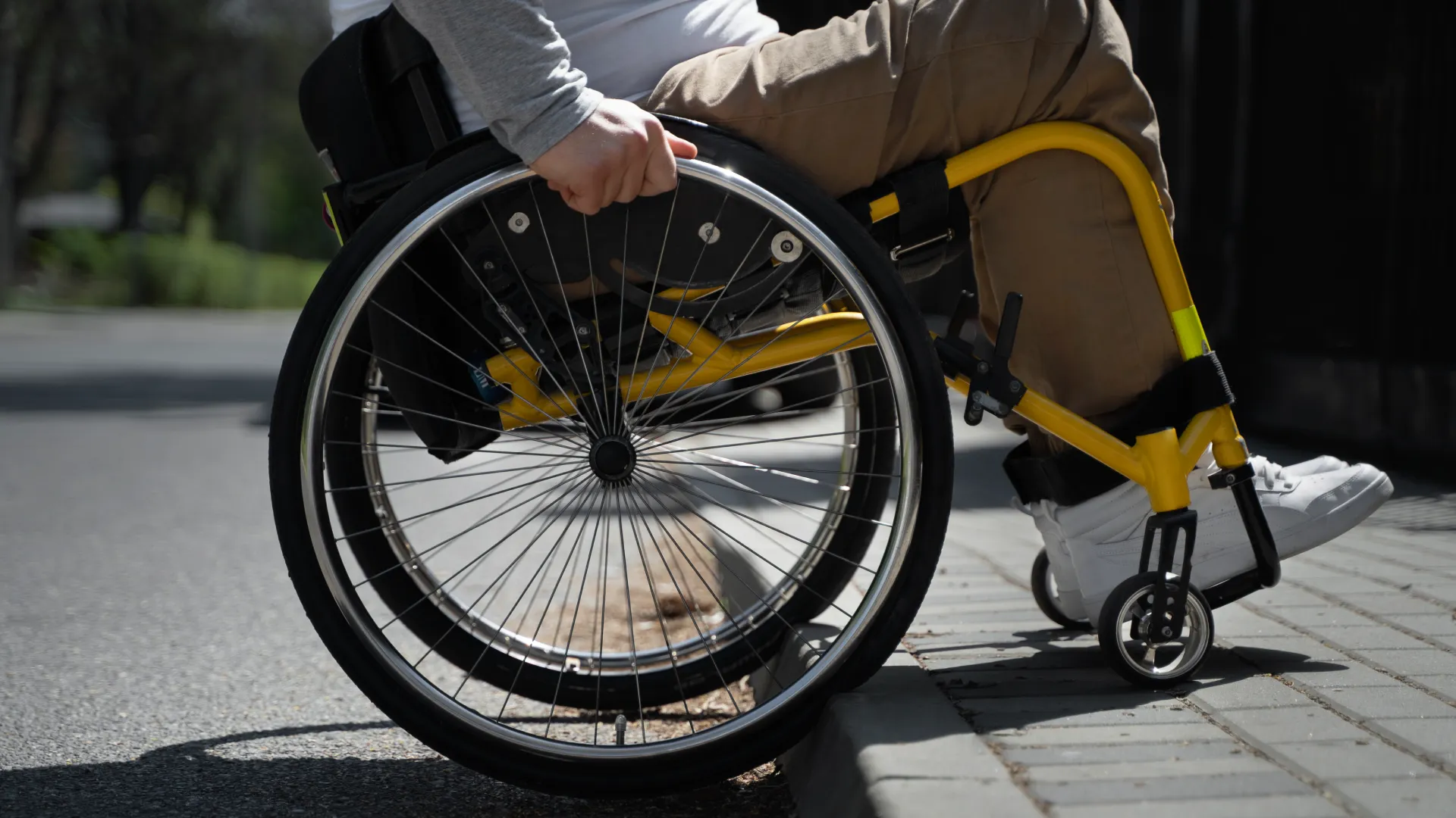 Persona en una silla de ruedas manual con estructura amarilla